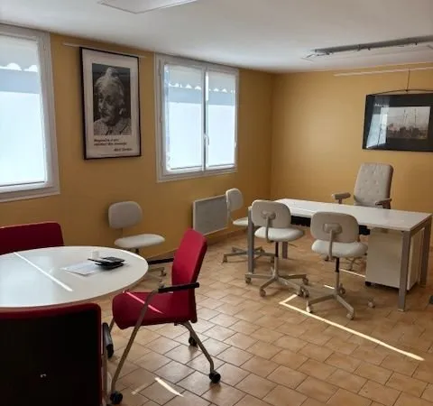 LOCATION PRO : Local / Bureaux 120m² Ultra Fonctionnel - 900 HT
