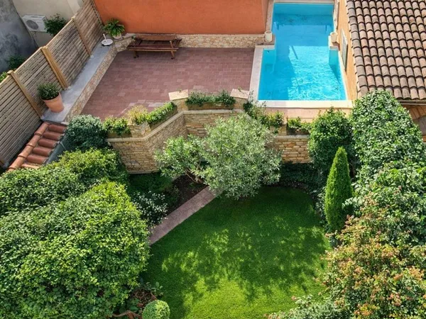 Maison 8 pièces 331 m²