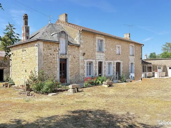Maison 8 pièces spacieuse et dépendances