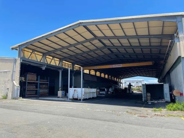 Local d’activité et entrepôt Vente Saint-Pierre  2547m² 2600000€