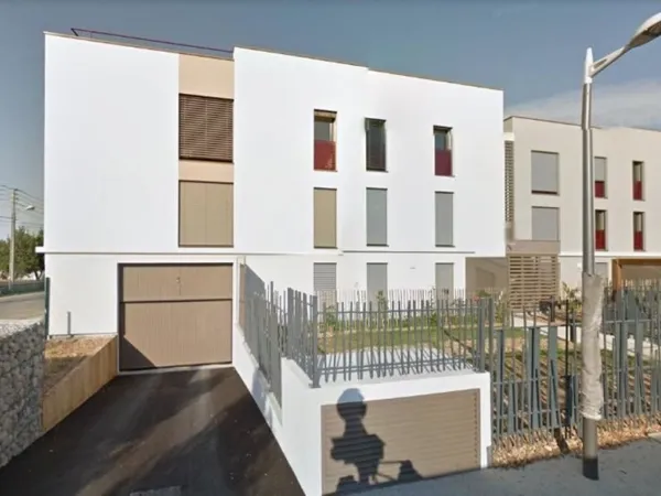 Stationnement Location Bron   85€