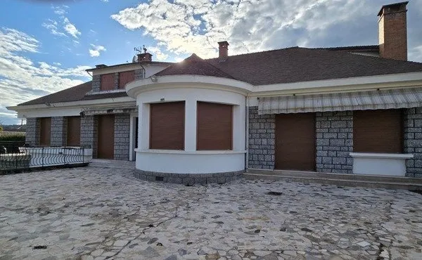 Villa à vendre 12 pièces COURPIERE (63)