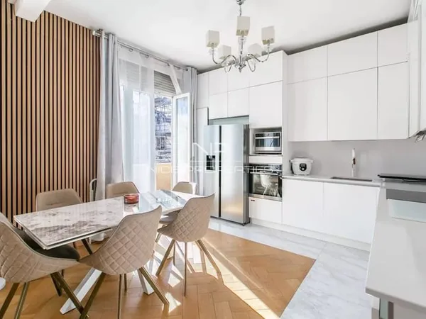 Nice Musiciens, dans bel immeuble bourgeois, superbe 4 pièces rénové et climatisé avec balcon