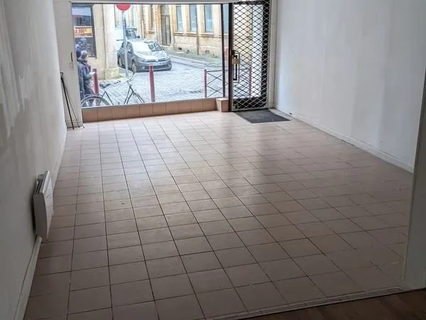 Local commercial 100m2 hypercentre Sedan