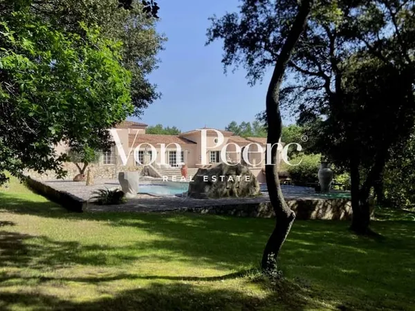 Villa provençale sur un terrain paysagé d'1 hectare,