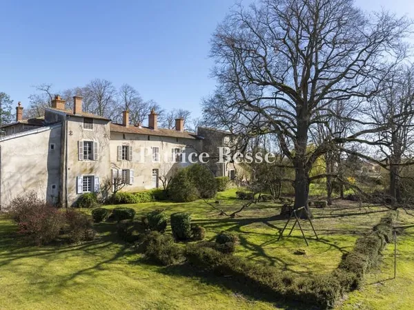 En vallée du Forez, à proximité de la Loire, une maison de maître du 17e s., ses dépendances équestr