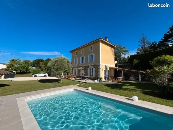 Maison familiale de 197 m² avec piscine - Environnement calme à Agnin