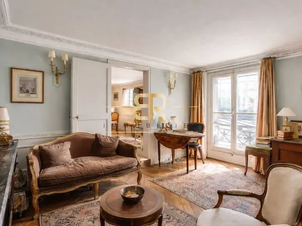 PARIS IIe DERNIER ÉTAGE APPARTEMENT DE CARACTÈRE CHAR