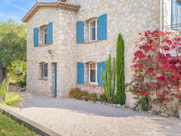 MOUGINS - VILLA EN PIERRE - AU CALME