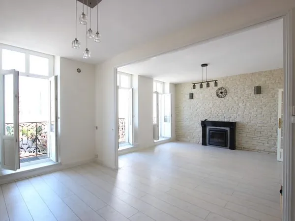 EXCLUSIVITE AUTUN, tout à pieds, beau T3 de 65m2 au 1er étage, faibles charges, cave et bûcher.