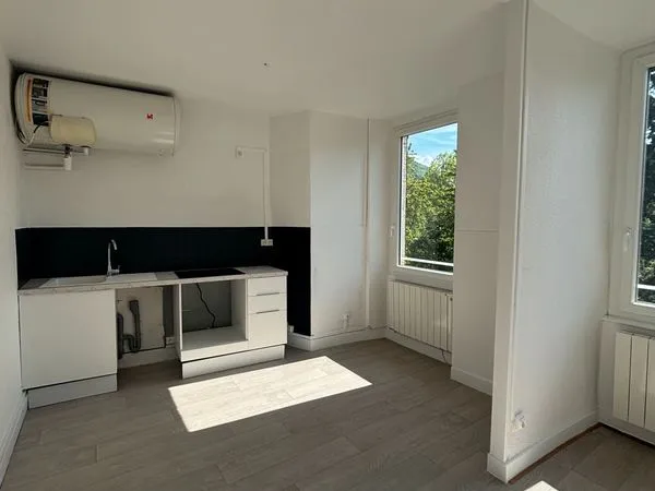 Appartement 3 pièces - 56 m² - Montréal-la-Cluse - Vue lac