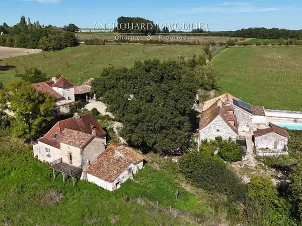Domaine en pierre, piscine sur 10ha