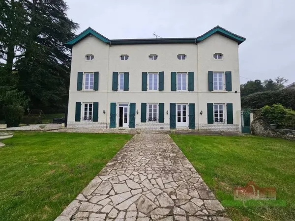 SEPTEME, Très belle propriété de 202 m² avec 415 m² dépendances.