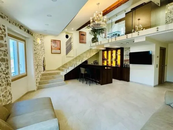 Coeur Vieil Antibes - Immeuble d'exception de 493 m² classé au patrimoine historique - Grand Luxe -