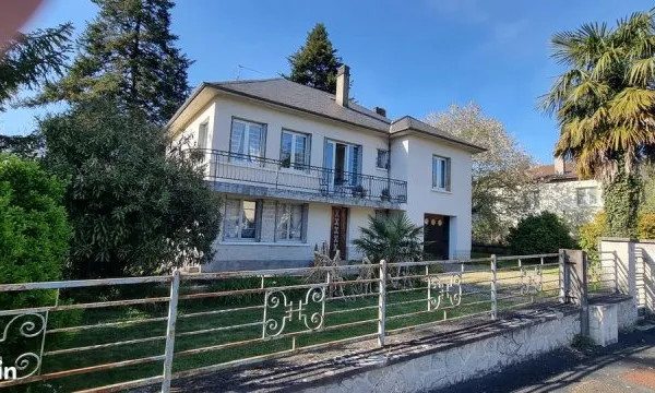 Beaulieu sur Dordogne à 5 mn du centre historique, grande maisonT5 dans parc arboré