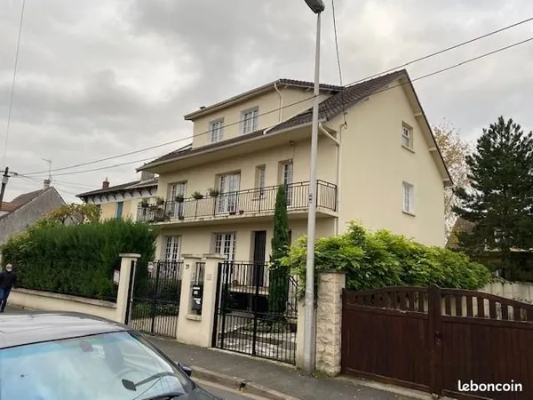 Grand F3 de 83 m2 dans une maison avec balcon au premier étage