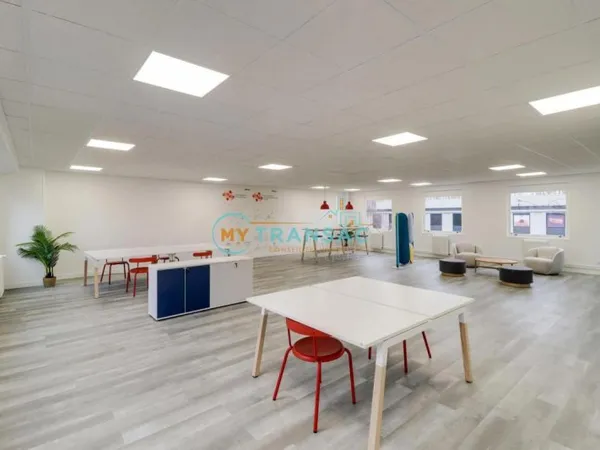 Bureau et espace de travail Location Lognes  86m² 845€