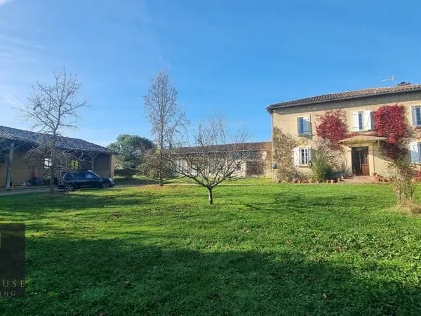 Maison T5 de 212 m2 + villa T3 PP de 62 m2 + piscine + établ