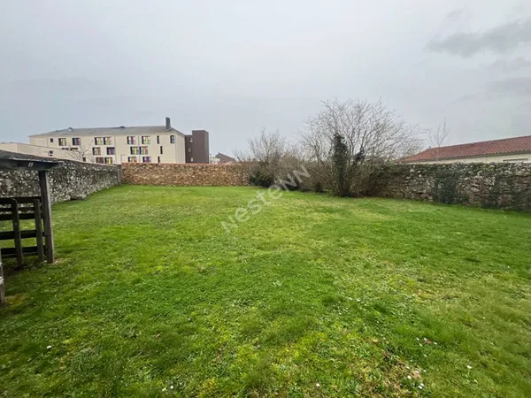 Découvrez sans tarder ce superbe terrain entièrement clos, idéalement situé sur la commune de Saint-