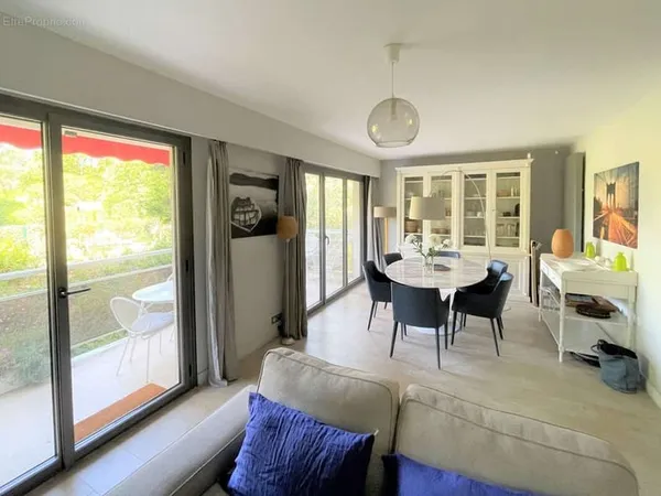 Aix en Provence. Exclusivité, A pied du centre ville. Appartement de 96 m2 avec ascenseur, terrasse 