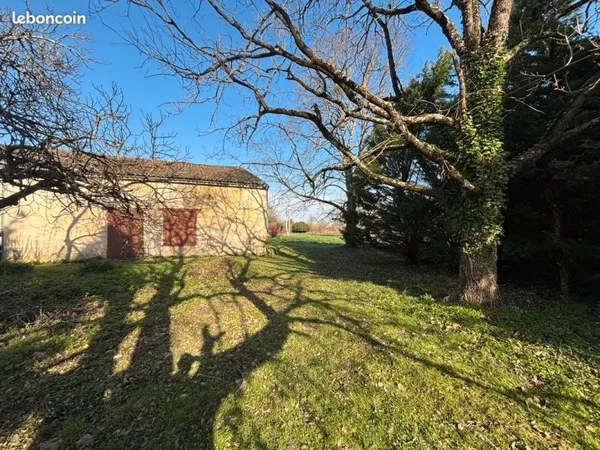 Maison en pierre de 120m2 à réhabiliter avec jardin
