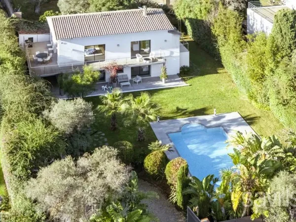 Villa moderne dans un domaine privé
