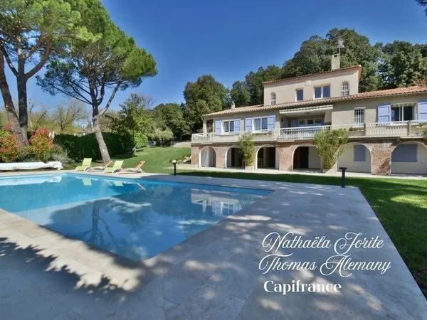 PEYRUIS (04) Villa de 247 m2 avec piscine édifiée sur une parcelle de 2400 m2