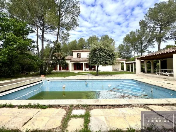 Villa de caractère de 281 m2 sur parcelle arborée de 2 000 m