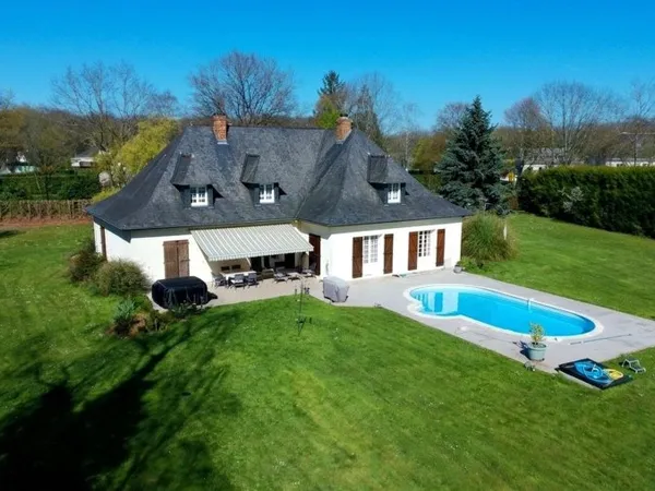Magnifique Propriété de Caractère - 200 m² Habitables sur 5 283 m² de Terrain avec Piscine