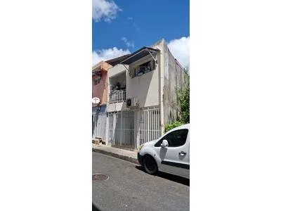 Un immeuble composé d'un local et d'un grand appartement F2