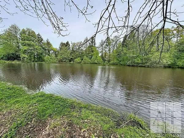 Plan d'eau, avec mobil-home, situé sur un terrain de 5 850 m²