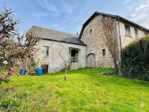 JOLIE MAISON EN PIERRES AVEC JARDIN
