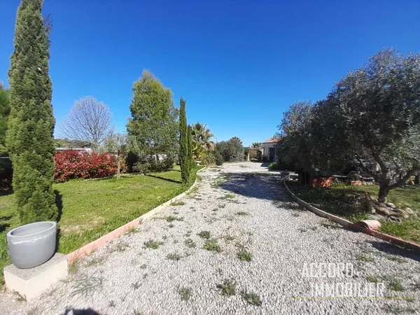 Villa de 140 m2 habitable sur 2045 m2 de jardin avec piscine