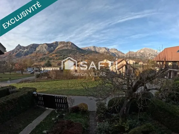 Studio meublé avec un balcon et une vue dégagée