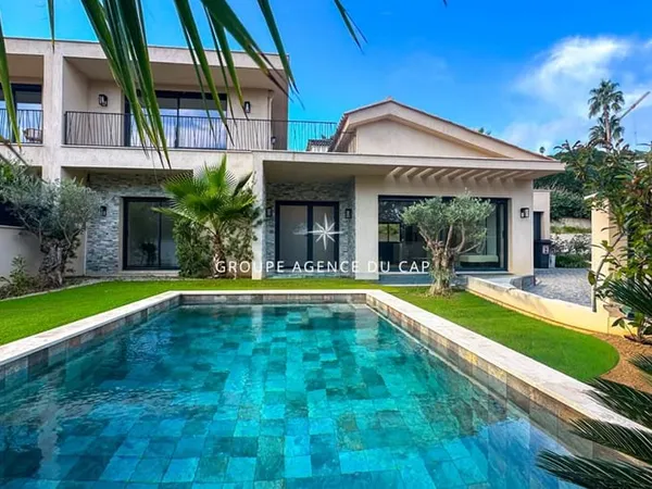 A VENDRE VILLA MODERNE 3 CHAMBRES PISCINE, A PIED DU CENTRE VILLE SAINTE MAXIME