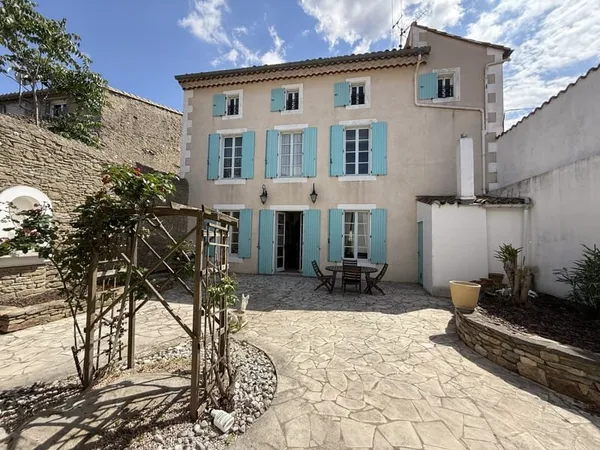 MAISON DE MAÎTRE AVEC GRAND EXTERIEUR AU COEUR DU MINERVOIS