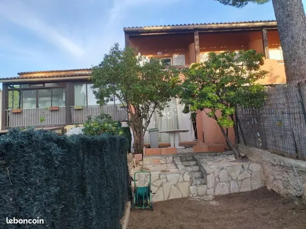 Studio meublé Sanary/mer RDC avec jardinet 42m2 dont 15 m2 terrasse