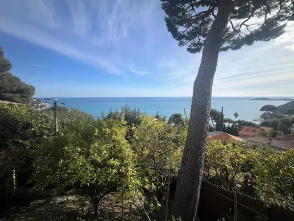 Eze bord de Mer, jolie maison, belle vue mer au calme
