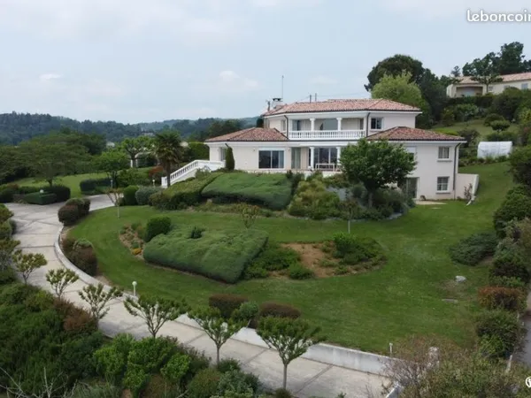 Magnifique maison d'architecte de 258 m2 sur 2 parcelles constructibles, arborées et clôturées de 41