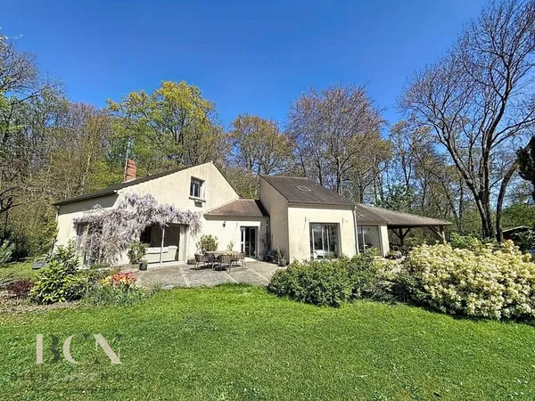 Maison de standing nichée dans un écrin de verdure à Ronquer