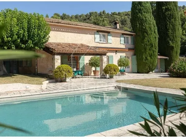 Entre Oliviers et Élégance : un Joyau Provençal