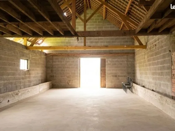 Hangar 160m2 + mezzanine 80m2 au nord-est de Fougères