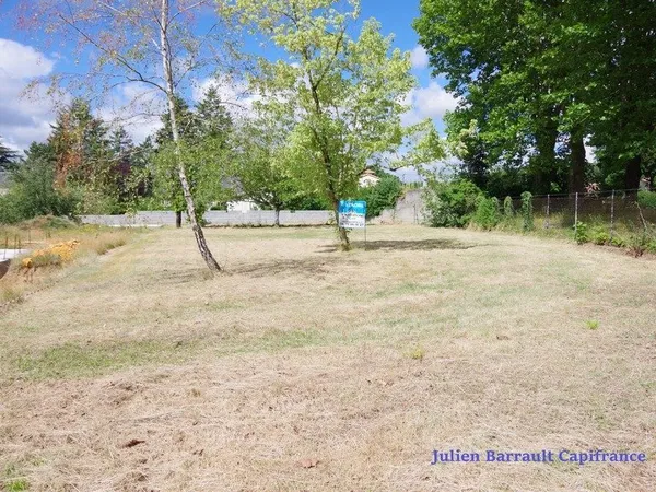 SAINT JULIEN L'ARS Terrain de 1028 m² libre de constructeur à viabiliser