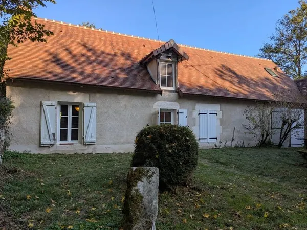 Une maison de caractère entourée d'une forêt