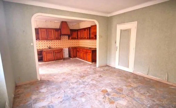 Maison de village 83m² + 700 m² de bâtiments - Proche autoroute et gare