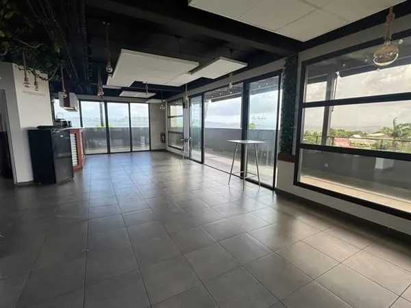 Bureau et espace de travail Location Le Lamentin   3587€