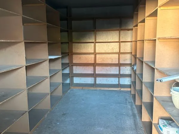 Garage / Box de stockage 15 m² - rayonnage amovible - Izel-lès-Hameaux / secteur calme
