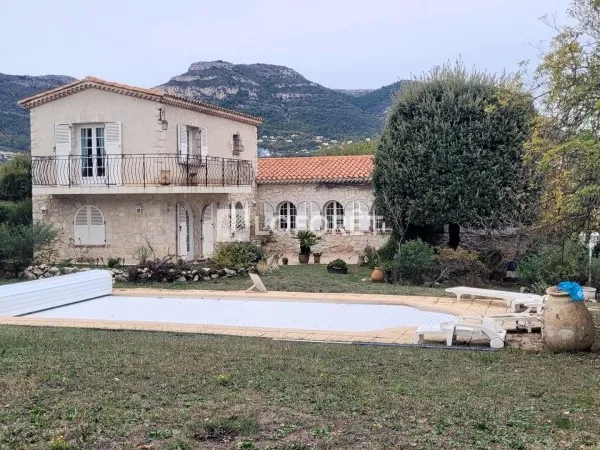 Maison 7 pièces 215 m²