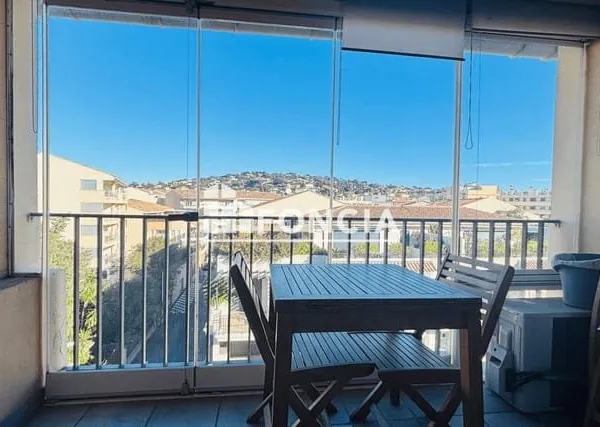 SAINTE MAXIME - HYPER CENTRE | Appartement dernier étage avec loggia fermée et parking privatif