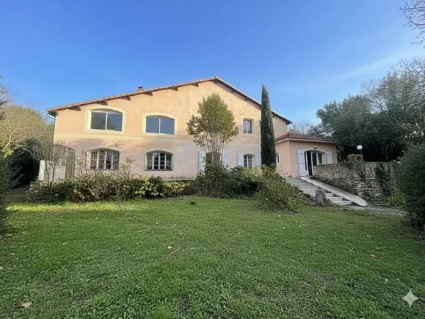 Nîmes, quartier Route de Sauve, maison dominante 199m² sur 1300m, 3chs + P2 indépendant